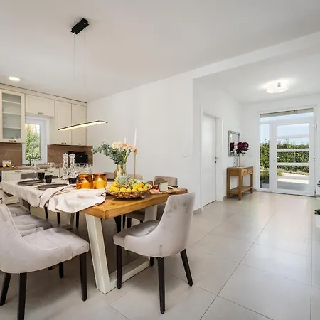 Cvita Domenica Near Porec For 8 People With 40 M2 Private Pool - Pet Friendly Вилла Labinci